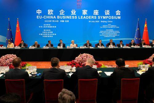 epa12258442 European Commission President Ursula von der Leyen (C-L) and Chinese Premier Li Qiang (C-R) attend a EU-China Business leaders symposium at the Great Hall of the People in Beijing, China, 24 July 2025. The 25th EU-China summit focuses on the state of bilateral relations and global geopolitical challenges.  EPA/MAHESH KUMAR A. / POOL