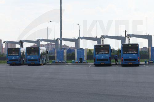 epa12261191 Electric city buses charge at a charging point in Moscow, Russia, 25 July 2025.  EPA/MAXIM SHIPENKOV