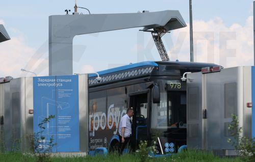 epa12261195 Electric city buses charge at a charging point in Moscow, Russia, 25 July 2025.  EPA/MAXIM SHIPENKOV