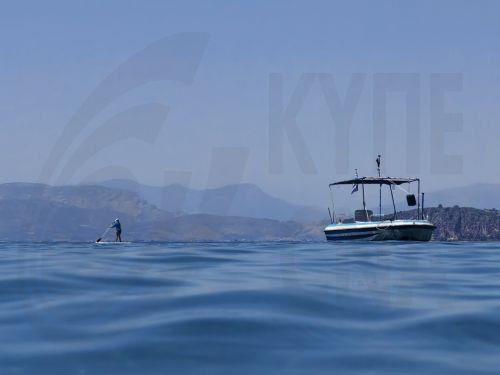 Ένα άτομο κάνει βόλτα με κανό στη θάλασσα, στην παραλία Καραθώνα στο Ναύπλιο όπου η θερμοκρασία έφτασε σήμερα τους 43 βαθμούς Κελσίου, Παρασκευή 25 Ιουλίου 2025.  ΑΠΕ-ΜΠΕ/ΑΠΕ-ΜΠΕ/ΜΠΟΥΓΙΩΤΗΣ ΕΥΑΓΓΕΛΟΣ