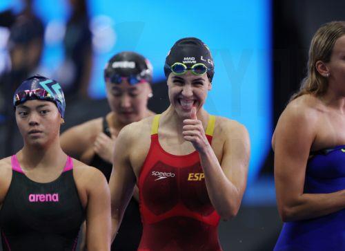 epa12271794 Laura Cabanes Garzas of Spain (C) give the thumbs up after competing in the Women's 200m Butterfly Swimming heats at the World Aquatics Championships Singapore 2025 in Singapore, 30 July 2025.  EPA/FAZRY ISMAIL