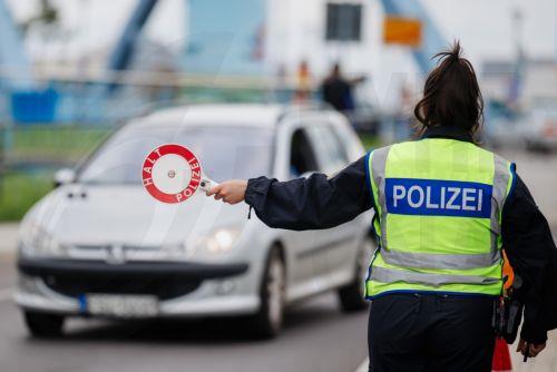 epa12275084 A German Federal Police officer signals a driver to stop at the border checkpoint at the city bridge in Frankfurt (Oder), Germany, 31 July 2025. Temporary border checks were introduced by the Polish government from 07 July to 05 August 2025 on the state border with Germany.  EPA/CLEMENS BILAN