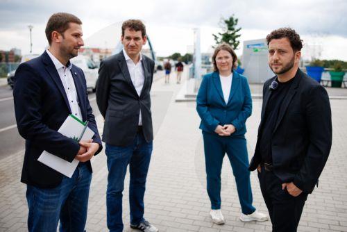epa12275093 Germany's Green party (Die Gruenen) co-chair Felix Banaszak (R) talks with Andreas Broska (L) of the Police Union (GdP), next to Green party Brandenburg state regional chairwoman Andrea Luebcke (3-L) and Green party referent Johannes Schneider during a visit to the federal police border checkpoint at the city bridge in Frankfurt (Oder), Germany,...