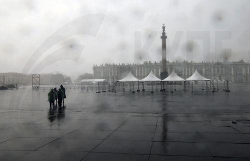 epa12275134 People walk in raincoats under a heavy rain along the Palace Square in central St. Petersburg, Russia, 31 July 2025.  EPA/ANATOLY MALTSEV