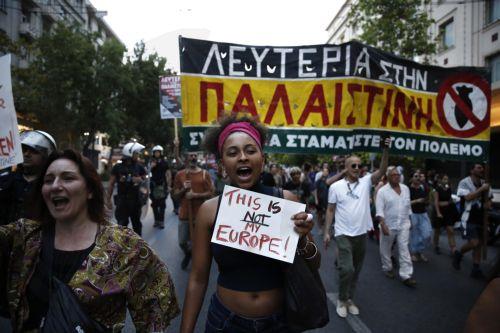 epa12275621 Protesters take part in a rally against Israel's ongoing operations in the Gaza Strip, in central Athens, Greece 31 July 2025.  EPA/YANNIS KOLESIDIS