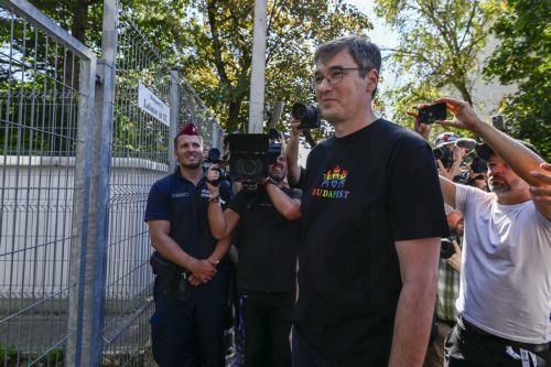 epa12276906 Budapest Mayor Gergely Karacsony (C) arrives at the National Investigation Bureau in Budapest, Hungary, 01 August 2025. Karacsony will be questioned as a suspect in connection with the organization of the Budapest Pride event.  EPA/Tamas Purger HUNGARY OUT