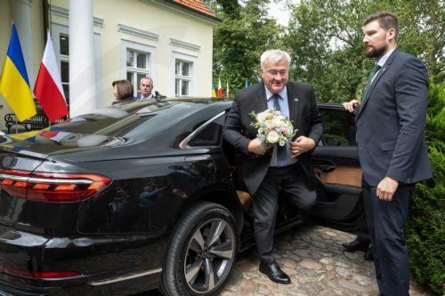 epa12276939 Ukrainian Foreign Affairs Minister Andrii Sybiha (C) with his wife Tetiana Sybiha (C-back) arrive at the manor house Chobielin for a meeting with Polish Foreign Affairs Minister Radoslaw Sikorski with his wife Anne Applebaum in Chobielin village,  Poland, 01 August 2025.  EPA/TYTUS ZMIJEWSKI POLAND OUT