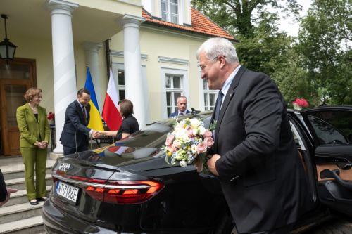 epa12276941 Polish Foreign Affairs Minister Radoslaw Sikorski (2L) with his wife Anne Applebaum (L) and Ukrainian Foreign Affairs Minister Andrii Sybiha (2R) with his wife Tetiana Sybiha (R) during a welcome before their meeting at the manor house Chobielin in Chobielin village, north-central Poland, 01 August 2025.  EPA/TYTUS ZMIJEWSKI POLAND OUT