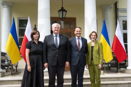 epa12276942 Polish Foreign Affairs Minister Radoslaw Sikorski (2R) with his wife Anne Applebaum (R) and Ukrainian Foreign Affairs Minister Andrii Sybiha (2L) with his wife Tetiana Sybiha (L) pose for a photo before their meeting at the manor house Chobielin in Chobielin village, Poland, 01 August 2025.  EPA/TYTUS ZMIJEWSKI POLAND OUT