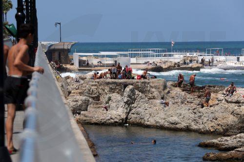 epa12281213 People enjoy a sunny day at the Corniche Al Manara in Beirut, Lebanon, 03 August 2025.  EPA/WAEL HAMZEH