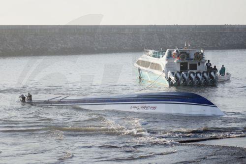 epaselect epa12285494 The capsized fastboat near Sanur Port in Bali, Indonesia, 06 August 2025. Two Chinese nationals are dead and one crew member is missing, while 77 have been rescued, after a tourist fast boat carrying 80 passengers traveling from Nusa Penida to Bali on 05 August capsized near Sanur Port, according to a statement issued by Bali's...