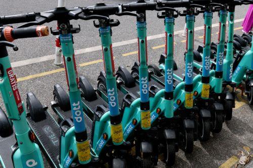 epa12286257 E-scooters from sharing companies park in central Berlin, Germany, 06 August 2025. According to a representative Civey poll conducted for Tagesspiegel newspapers, 61 percent of Berliners support a ban on shared e-scooters. Despite growing criticism, the Berlin city Senate refuses to take action.  EPA/FILIP SINGER