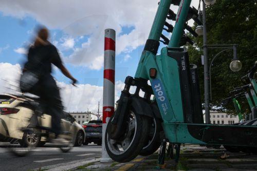 epa12286258 E-scooters from sharing companies park in central Berlin, Germany, 06 August 2025. According to a representative Civey poll conducted for Tagesspiegel newspapers, 61 percent of Berliners support a ban on shared e-scooters. Despite growing criticism, the Berlin city Senate refuses to take action.  EPA/FILIP SINGER