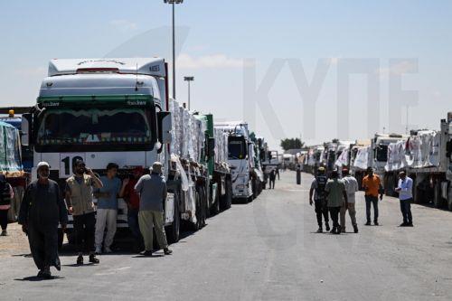 epa12286321 Trucks loaded with humanitarian aid bound for the Gaza Strip wait at the Rafah Border gate, between Egypt and the Gaza Strip, Rafah, North Sinai Governorate, Egypt, 06 August 2025.  EPA/MOHAMED HOSSAM