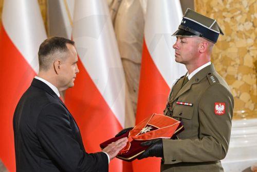 epa12286333 Polish President Karol Nawrocki (L) attends the investiture ceremony of the President of the Republic of Poland as Grand Master of the Order of the White Eagle and Order of Polonia Restituta at the Royal Castle in Warsaw, Poland, 06 August 2025. Karol Nawrocki was sworn in before Poland's parliament for a five-year term of office on 06 August. ...