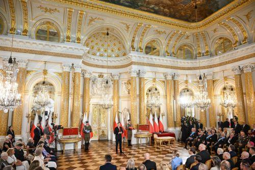 epa12286338 Polish President Karol Nawrocki (C) attends the investiture ceremony of the President of the Republic of Poland as Grand Master of the Order of the White Eagle and Order of Polonia Restituta at the Royal Castle in Warsaw, Poland, 06 August 2025. Karol Nawrocki was sworn in before Poland's parliament for a five-year term of office on 06 August. ...