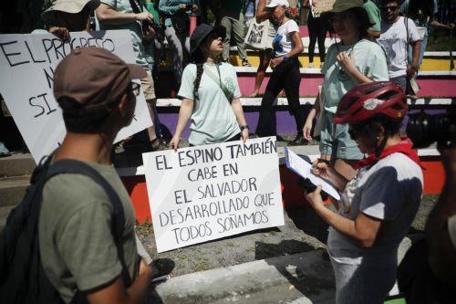 epa12293004 People participate in a demonstration against the construction of a convention center in San Salvador, El Salvador, 10 August 2025. About 200 people protested against the construction of the convention center in a wooded area near the capital, known as El Espino, and asked that the project be carried out elsewhere.  EPA/RODRIGO SURA