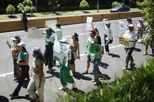 epa12293007 People participate in a demonstration against the construction of a convention center in San Salvador, El Salvador, 10 August 2025. About 200 people protested against the construction of the convention center in a wooded area near the capital, known as El Espino, and asked that the project be carried out elsewhere.  EPA/RODRIGO SURA