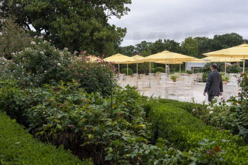 epa12311320 A U.S. Secret Service Special Agent walks in the recently renovated Rose Garden at the White House, in Washington, DC, USA, 19 August 2025, in Washington.  EPA/ALEX BRANDON / POOL