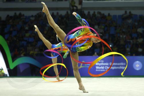 epa12319190 Gymnasts of team Japan compete in the rhythmic gymnastics team category at the Rhythmic Gymnastics World Championships in Rio de Janeiro, Brazil, 23 August 2025.  EPA/Antonio Lacerda
