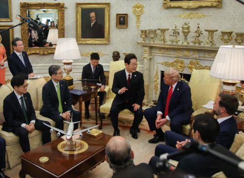 epa12322098 US President Donald Trump (C-R), and South Korea's President Lee Jae-Myung (C-L), during a meeting in the Oval Office of the White House in Washington, DC, USA, 25 August 2025. Lee and Trump are expected to discuss reinforcing their 71-year-old military alliance, including the construction of new US shipyards.  EPA/YONHAP SOUTH KOREA OUT