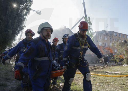 epa12328993 Ukrainian rescuers carry the body of a victim at the site of a Russian strike on a five-storey residential building in Kyiv, Ukraine, 28 August 2025, amid the ongoing Russian invasion. At least 14 people were killed, including 3 children, and 38 were injured in Kyiv, as Russia launched an overnight attack over Ukraine with 598 drones and 31...