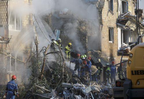 epaselect epa12328978 Ukrainian rescuers work at the site of a Russian strike on a five-storey residential building in Kyiv, Ukraine, 28 August 2025, amid the ongoing Russian invasion. At least 14 people were killed, including 3 children, and 38 were injured in Kyiv, as Russia launched an overnight attack over Ukraine with 598 drones and 31 missiles,...