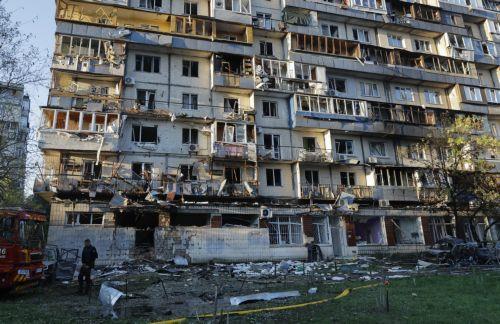 epa12329070 A view of the site of a Russian strike near a nine-storey residential building in Kyiv, Ukraine, 28 August 2025, amid the ongoing Russian invasion.. At least 14 people were killed, including 3 children, and 38 were injured in Kyiv, as Russia launched an overnight attack over Ukraine with 598 drones and 31 missiles, according to the State...