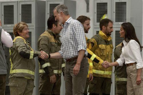 epa12329460 Spain's King Felipe VI (C) and Queen Letizia (R) shake hands with fire fighters during their visit to the 14th Forest Coordination Center during his visit to the 14th Forest Coordination Center in Verin, Galicia, Spain, 28 August 2025. The king visited areas affected by this summer’s forest fires.  EPA/Brais Lorenzo