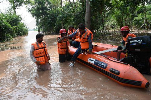 epa12329888 Pakistani rescue workers evacuate people from flooded areas after rising floodwater in Chenab River, Sargodha district, Punjab province, Pakistan, 28 August 2025. The crisis, which has led to the evacuation of over 174,000 people and has killed some 799 nationwide, was caused by monsoon rains and, according to Pakistani authorities, aggravated...