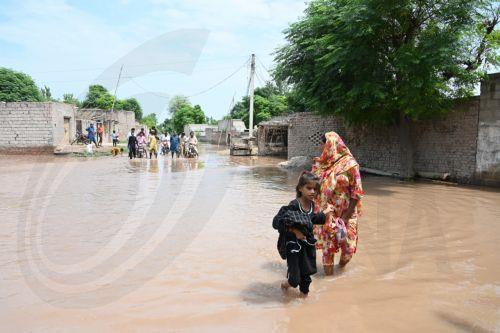 epa12329902 People wade through water as they evacuate flooded areas after rising floodwater in Chenab River, Sargodha district, Punjab province, Pakistan, 28 August 2025. The crisis, which has led to the evacuation of over 174,000 people and has killed some 799 nationwide, was caused by monsoon rains and, according to Pakistani authorities, aggravated by...