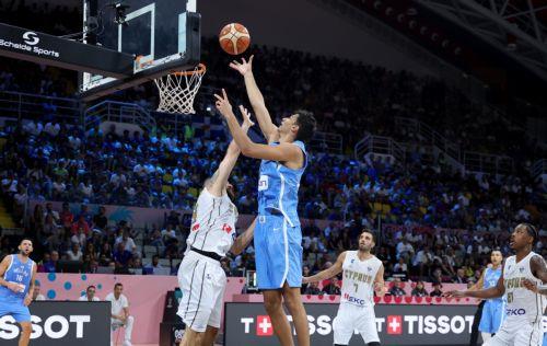 epa12337179 Greece’s Alexandros Samodurov (C) in action during the FIBA EuroBasket 2025 group phase basketball match between Cyprus and Greece, in Limassol, Cyprus, 30 August 2025.  EPA/GEORGI LICOVSKI