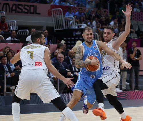 epa12337494 Cyprus' Antreas Christodoulou (L) and Ioannis Giannaras (R)  in action against Greece's Vassilis Toliopoulos (C) during the FIBA EuroBasket 2025 group phase basketball match between Cyprus and Greece, in Limassol, Cyprus, 30 August 2025.  EPA/GEORGI LICOVSKI