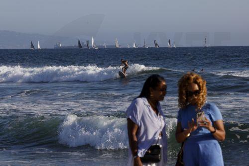 epa12350731 People stand along Venice Beach in Los Angeles, California, USA, 03 September 2025.  EPA/CAROLINE BREHMAN