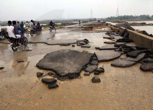 epa12369541 A view of damages caused by heavy rainfall near the Malir canal, in Karachi, Pakistan, 11 September 2025. Heavy monsoon rains that began on 26 June continue to cause widespread devastation across Pakistan, with Sindh Province on high alert as 1.6 million people face the threat of a potential 'super flood,' according to the United Nations Office...