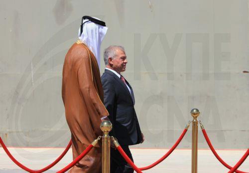 epa12384495 King Abdullah II of Jordan (R) welcomes the Emir of Qatar, Sheikh Tamim bin Hamad Al Thani (L), at Marka Military Airport in Amman, Jordan, 17 September 2025.  EPA/MOHAMED ALI
