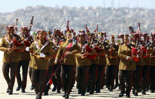 epa12384530 The honor guard during an official welcome ceremony for the Emir of Qatar, Sheikh Tamim bin Hamad Al Thani, at Marka Military Airport in Amman, Jordan, 17 September 2025.  EPA/MOHAMED ALI