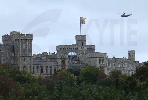 epaselect epa12384515 A US Presidential helicopter flies over Windsor Castle in Windsor, Britain, 17 September 2025. Britain's King Charles III is hosting US President Trump during his official state visit to the UK from 17 to 19 September 2025.  EPA/NEIL HALL