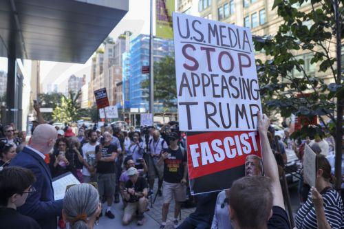epa12388696 People protest outside an ABC office in reaction to US TV host Jimmy Kimmel's suspension from his late night talk show in New York, New York, USA, 18 September 2025. ABC announced on 17 September that 'Jimmy Kimmel Live!' was indefinitely suspended from air following criticism from Brendan Carr, the Federal Communications Commission chair, for...