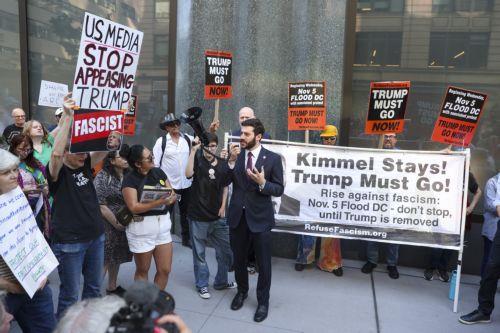 epa12388699 People protest outside an ABC office in reaction to US TV host Jimmy Kimmel's suspension from his late night talk show in New York, New York, USA, 18 September 2025. ABC announced on 17 September that 'Jimmy Kimmel Live!' was indefinitely suspended from air following criticism from Brendan Carr, the Federal Communications Commission chair, for...
