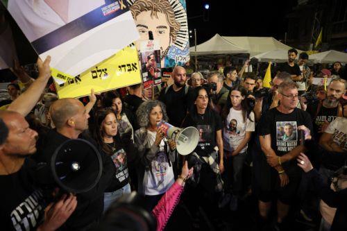 epa12393888 Families and supporters of Israeli hostages held by Hamas in the Gaza Strip take part in a protest calling on the Israeli government to stop the war in Gaza and for the immediate release of the hostages, outside the Israeli Prime Minister's residence in Jerusalem, 20 September 2025.  EPA/ABIR SULTAN