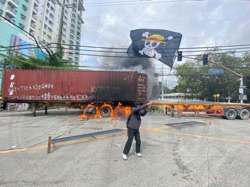 epa12394635 A protester waves a flag during clashes between anti-riot police and protesters at a protest rally in Manila, Philippines, 21 September 2025. The demonstrators protested the uncovered corruption in government flood control projects under President Ferdinand Marcos Jr.'s administration.  EPA/FRANCIS R. MALASIG