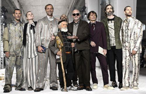 epa12402030 Italian fashion designer Antonio Marras (4-R) greets the audience at the end of his Spring/Summer 2026 Women's Collection show at the Milan Fashion Week, in Milan, Italy, 24 September 2025. The Milano Moda Donna runs from 23 to 29 September 2025.  EPA/DANIEL DAL ZENNARO