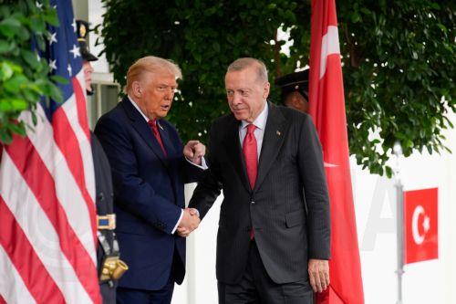 epa12405239 US President Donald Trump (L) welcomes Turkish President Recep Tayyip Erdogan (R) to the White House, in Washington, DC, USA, 25 September 2025.  EPA/YURI GRIPAS / POOL