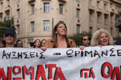 Η  πρόεδρος της Πλεύσης Ελευθερίας Ζωή Κωνσταντοπούλου παίρνει μέρος σε πορεία διαμαρτυρίας, που πραγματοποιείται στο πλαίσιο της  24ωρης πανελλαδικής απεργίας που κήρυξαν η ΓΣΕΕ και η ΑΔΕΔΥ, Αθήνα, Τετάρτη 1 Οκτωβρίου 2025.   Σε απεργιακό κλοιό βρίσκεται η χώρα, λόγω της 24ωρης πανελλαδικής απεργίας που κήρυξαν η Γενική Συνομοσπονδία Εργατών Ελλάδας (ΓΣΕΕ)...