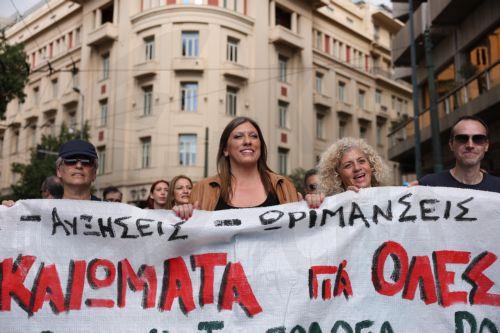 Η  πρόεδρος της Πλεύσης Ελευθερίας Ζωή Κωνσταντοπούλου παίρνει μέρος σε πορεία διαμαρτυρίας, που πραγματοποιείται στο πλαίσιο της  24ωρης πανελλαδικής απεργίας που κήρυξαν η ΓΣΕΕ και η ΑΔΕΔΥ, Αθήνα, Τετάρτη 1 Οκτωβρίου 2025.   Σε απεργιακό κλοιό βρίσκεται η χώρα, λόγω της 24ωρης πανελλαδικής απεργίας που κήρυξαν η Γενική Συνομοσπονδία Εργατών Ελλάδας (ΓΣΕΕ)...