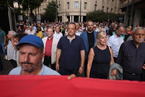 Ο πρόεδρος του ΣΥΡΙΖΑ-ΠΣ Σωκράτης Φάμελλος παίρνει μέρος σε πορεία διαμαρτυρίας, που πραγματοποιείται στο πλαίσιο της  24ωρης πανελλαδικής απεργίας που κήρυξαν η ΓΣΕΕ και η ΑΔΕΔΥ, Αθήνα, Τετάρτη 1 Οκτωβρίου 2025.   Σε απεργιακό κλοιό βρίσκεται η χώρα, λόγω της 24ωρης πανελλαδικής απεργίας που κήρυξαν η Γενική Συνομοσπονδία Εργατών Ελλάδας (ΓΣΕΕ) και η...