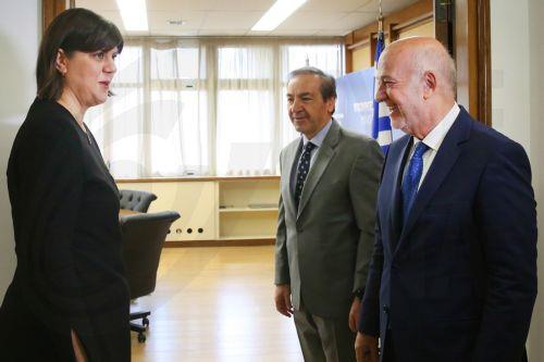 epa12419458 Greek Justice Minister Georgios Floridis (R) and Deputy Minister Ioannis Bougas (C) welcome European Union Chief Prosecutor Laura Codruta Kovesi (L) during their meeting at the Ministry of Justice in Athens, Greece, 01 October 2025. Kovesi is on an official visit to Athens.  EPA/ORESTIS PANAGIOTOU