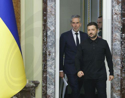 epa12434754 Ukrainian President Volodymyr Zelensky (R) and Dutch Prime Minister Dick Schoof (L) arrive to a joint press conference following their meeting in Kyiv, Ukraine, 06 October 2025. Schoof arrived in Kyiv to meet with top Ukrainian officials amid the ongoing Russian invasion.  EPA/SERGEY DOLZHENKO