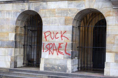 epa12436390 The Royal Palace on Dam Square is being cleaned after being vandalized with red paint in Amsterdam, the Netherlands, 07 October 2025. According to a statement from Palestine Action NL, the activist group allegedly wrote 'Fuck Israel' on the palace in response to the mayor's ban on the National Commemoration for Palestine.  EPA/MICHEL VAN BERGEN
